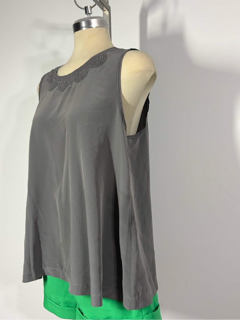 Denver Hayes Gray Sleeveless Scallop-Neck Tank